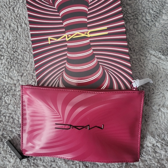 MAC Trick of the Light Extra Dimension Kit - Picture 10 of 10